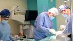 Лікарі, які проводять операцію.